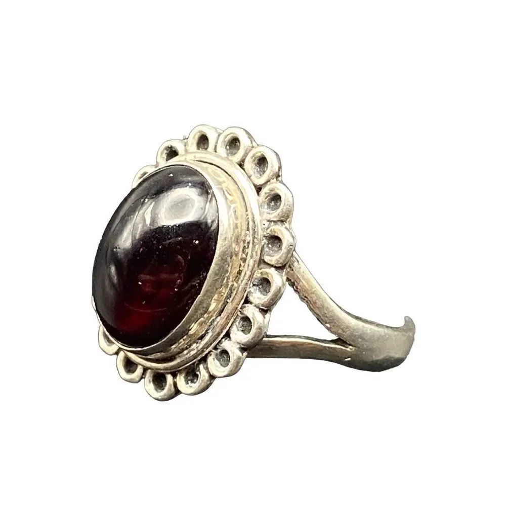 Vintage sterling silver 925 oval garnet cabochon surrounded by open swirls size